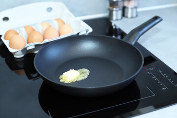  Frying pan on induction cooker. 