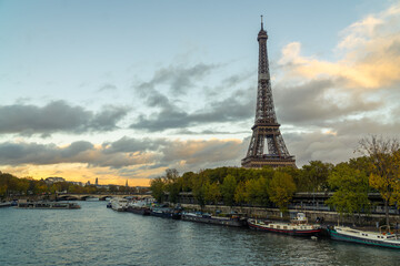 Eifelturm in Paris bei Sonnenuntergang