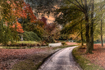 Spaziergang in einem romantischen Park