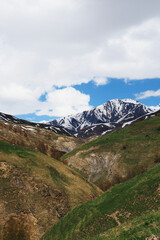 Fototapeta premium Le pic du Mas de la Grave, montagne enneigée au mois de mai