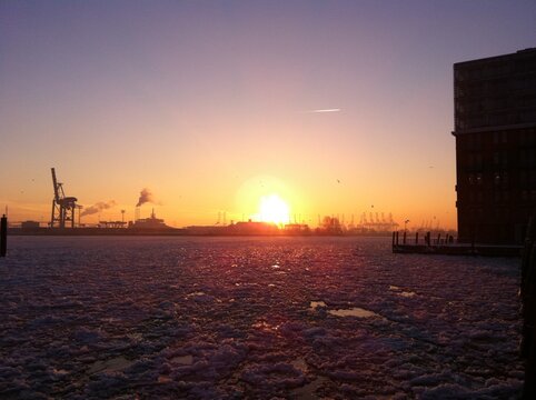 Hafen Hamburg. Eis auf der Elbe bei Sonnenuntergang. Fischmarkt