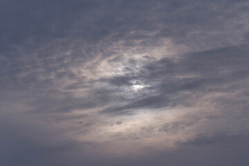 Fototapeta premium Słońce prześwitujące przez ciemne chmury.