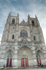 Fototapeta na wymiar extérieure gothique de la cathédrale Saint-Pierre-et-Saint-Paul de Nantes en Loire Atlantique