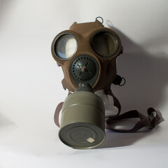 Gasmaske auf einem Styroporkopf vor weissen Hintergrund