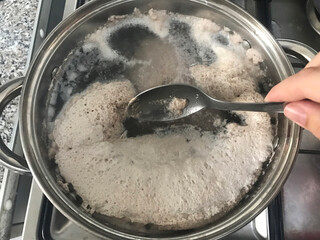 Remove the foam from boiling meat.