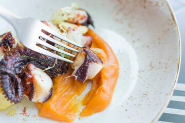 plato de pulpo con tenedor