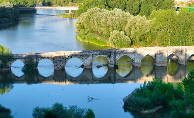 Fototapeta na wymiar Puente medieval de Simancas visto desde el mirador del rio