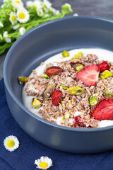 Gros plan sur un bol de granola aux fraises et pistaches