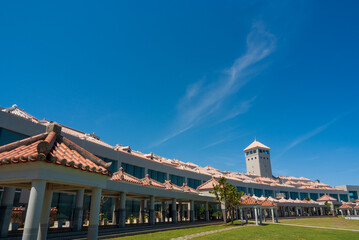 沖縄青空と観光地の平和祈念公園内にある沖縄戦について学べる沖縄県平和祈念資料館