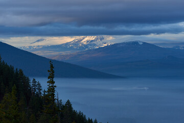 Fototapeta na wymiar Impressive mountain landscape at sunrise. View from Green Ridge Lookout in Central Oregon.
