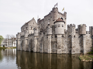Fototapeta na wymiar gravensteen castle in ghent with water moat