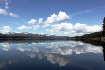 Obraz premium Lake scene in Montana with reflections of dynamic blue skies with clouds