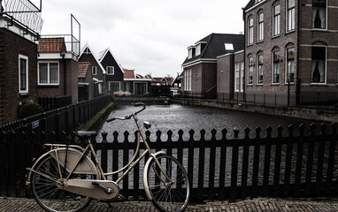 Naklejka na ściany i meble Bicicleta en canal de Ámsterdam