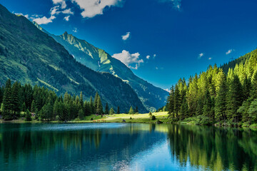 Fototapeta na wymiar Beautiful lake Hintersee and green mountains and forest in austria in the summer.