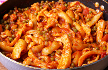 Seppie con piselli verdi. Cibo tradizionale della cucina mediterranea.