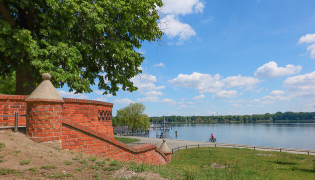 Neuruppin, Seepromenade und Wichmannlinde