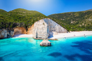 Der Traumstrand von Fteri auf der Insel Kefalonia, mit weißen Kreidefelsen und leuchtendem,...