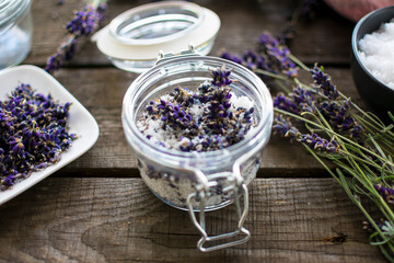 Naturkosmetik: aromatisches, Lavendel Badesalz mit frischen Blüten - obrazy, fototapety, plakaty