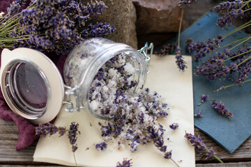 aromatisch, duftendes Badesalz aus Lavendel - obrazy, fototapety, plakaty