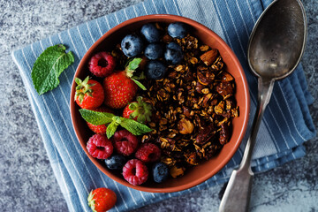 oatmeal nuts granola with berries