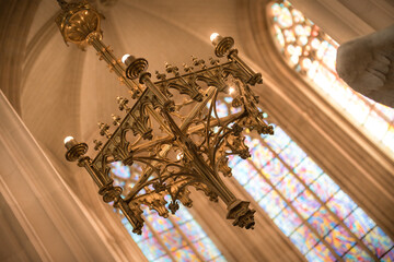 Détail de chandelier à l'intérieure  gothique de la cathédrale Saint-Pierre-et-Saint-Paul de...