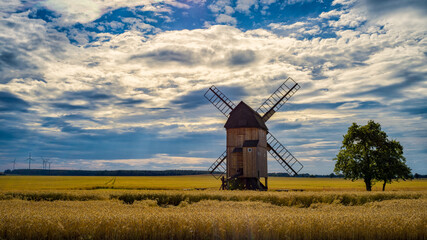 eine Windmühle auf einem Getreidefeld