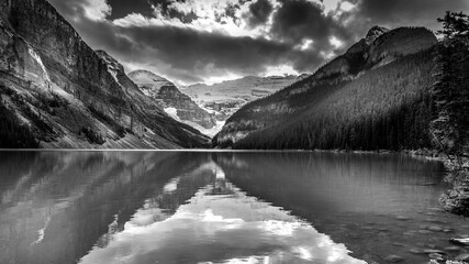 Panele Szklane  Czarno-białe zdjęcie jeziora Louise w Górach Skalistych w Parku Narodowym Banff, Alberta, Kanada