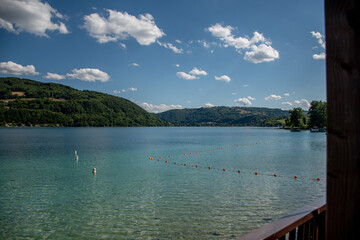 Obraz premium A cristal water lake in a summer day