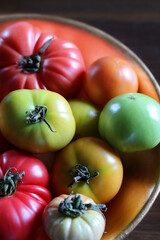 Bunte Tomaten in einer Schüssel
