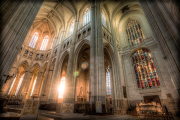 Fototapeta na wymiar vue intérieure de la cathédrale de Nantes le matin au premier rayon du soleil