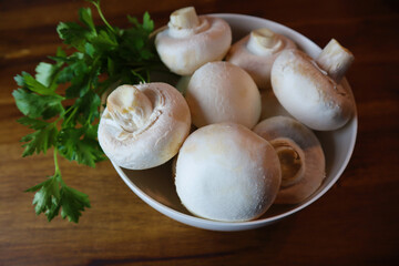 Champignons in einer Schüssel