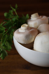 Champignons in einer Schüssel