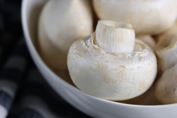 Champignons in einer Schüssel