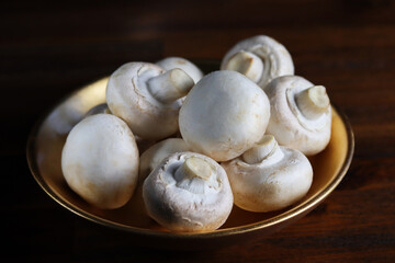 Champignons in goldener Schüssel