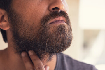 Obraz premium the young man is getting older now and his beard is white