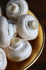 Champignons in goldener Schüssel