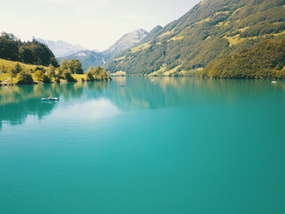 Pływanie łódką na szwajcarskim jeziorze otoczonym górami