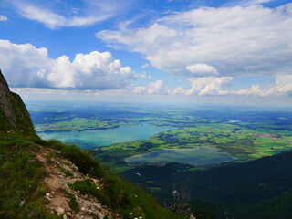 Fototapeta premium Füssen, Niemcy: Widok na Bannwaldsee i Forggensee z Branderschrofen