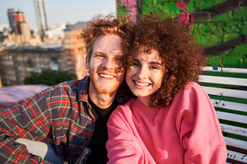 Naklejka premium Happy young couple enjoying moments together outdoors