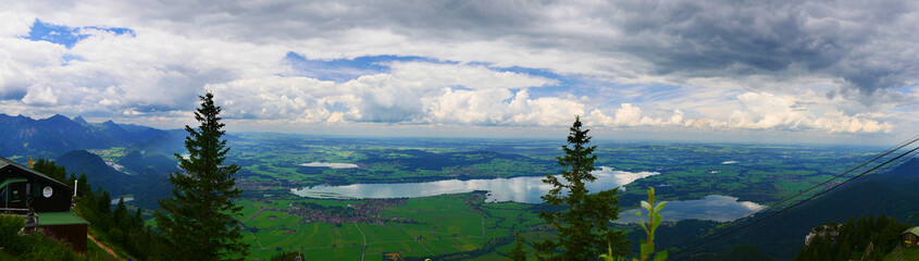 Füssen, Deutschland: Panorama des Forggensee vom Tegelberg aus