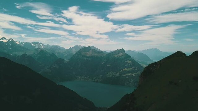 Góry i Jeziora w Szwajcarskich Alpach