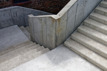 Trzy ciągi schodów betonowych z dwoma podestami - obrazy, fototapety, plakaty