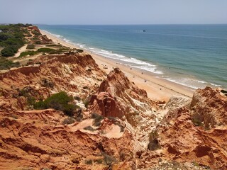 Scogliera e spiaggia sull'oceano in Portogallo a Faro