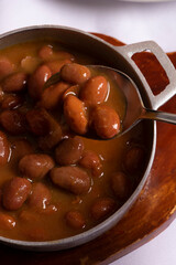 Primer plano de cuchara en sopa de frijoles rojos. Plato tradicional colombiano