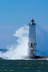 Obraz premium Crashing Wave Against A Lighthouse