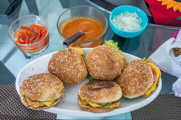 Hamburguesas acompañadas de salsa roja