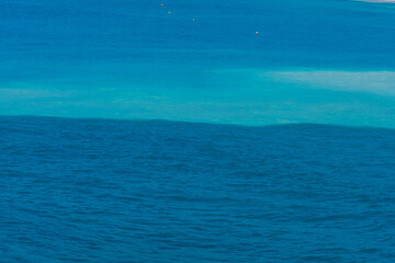 Obraz premium an amazing view of the sea split in two colors blue and turquiose 