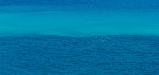 Obraz premium an amazing view of the sea split in two colors blue and turquiose 