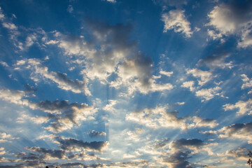 nubes blancas con rayos de sol