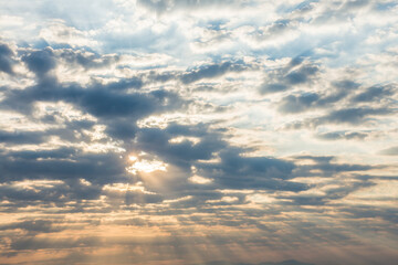 Rayos de luz fugándose entre nubes
